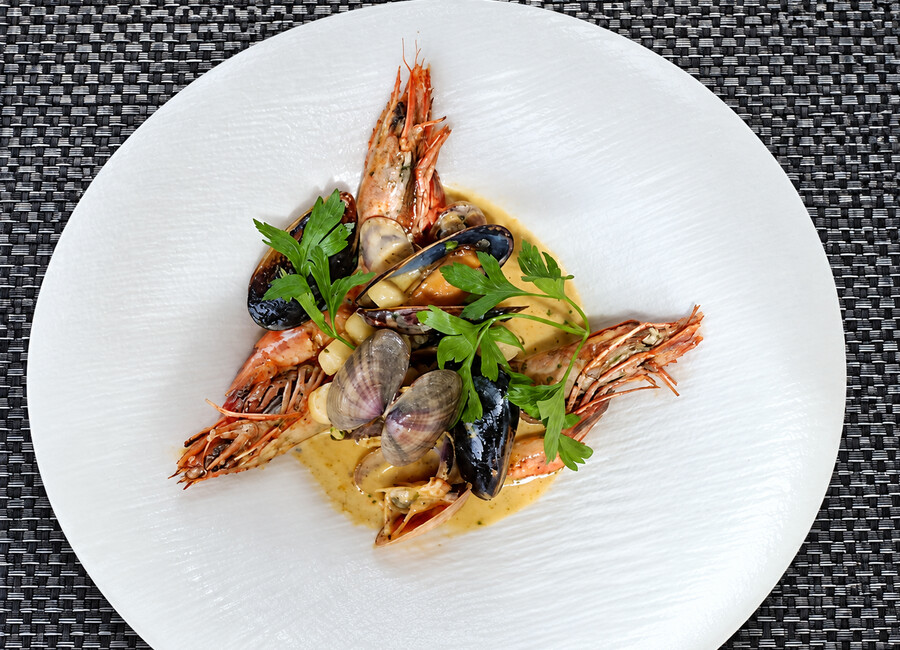 Cassolette de la mer avec moules, palourdes et crevettes au Grand Bleu
