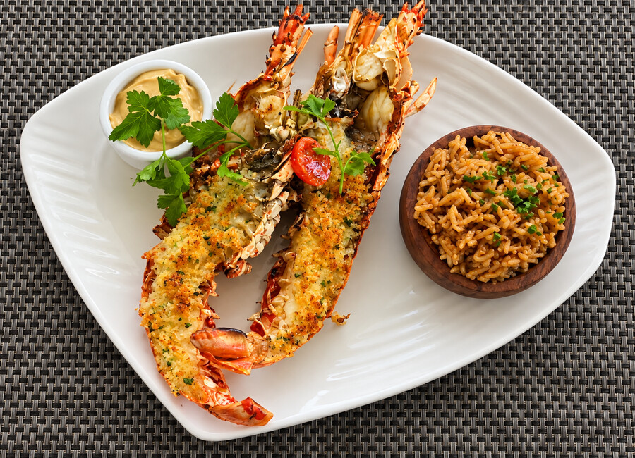 Langouste grillée accompagnée de riz au Grand Bleu