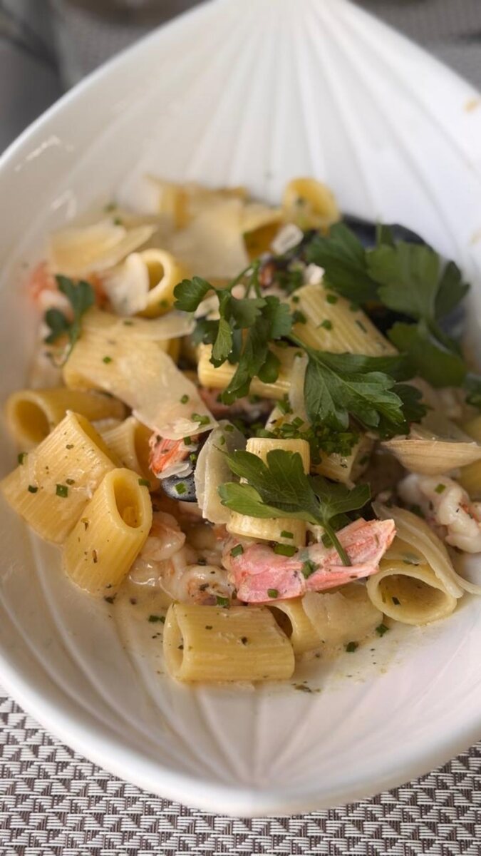 Présentation complète des rigatoni aux fruits de mer du Grand Bleu
